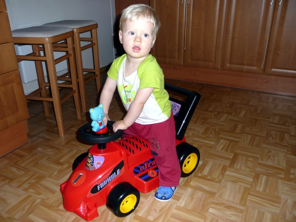 17. měsíc - jezdit mi ještě moc nejde, nastoupit a slézt