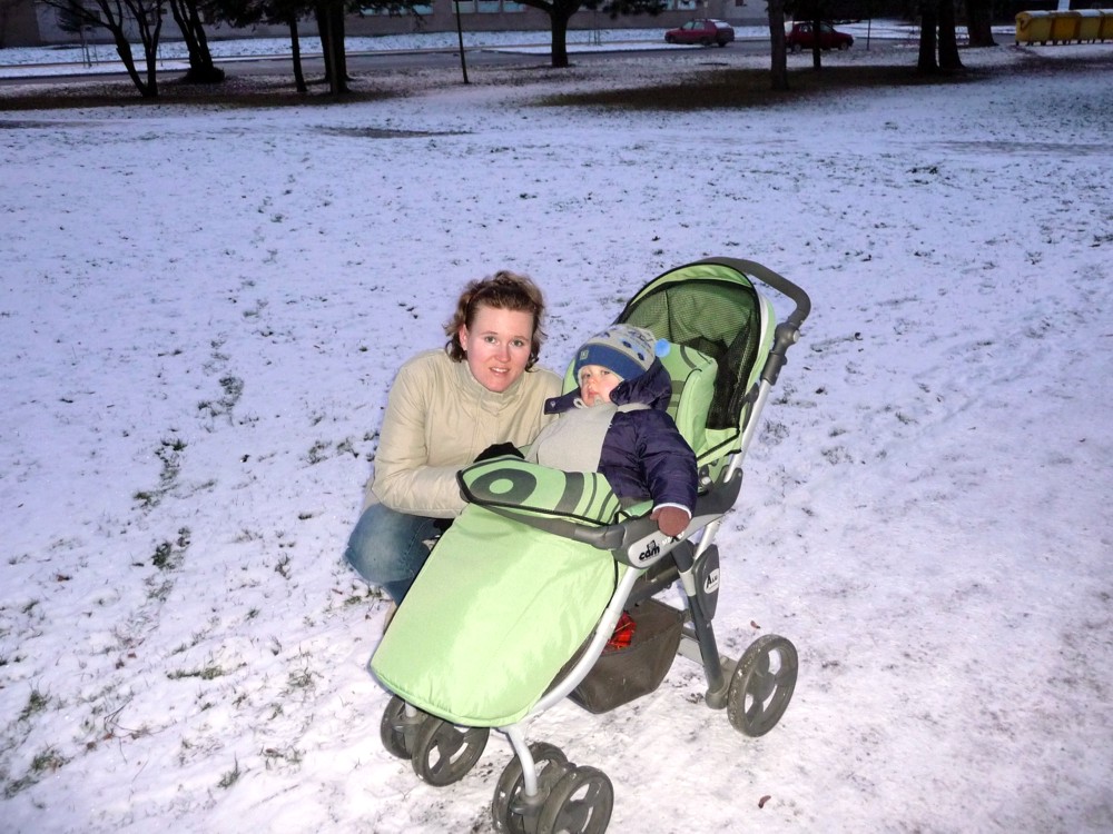 V kočárku se mi v té zimě moc nelíbí :-( ...